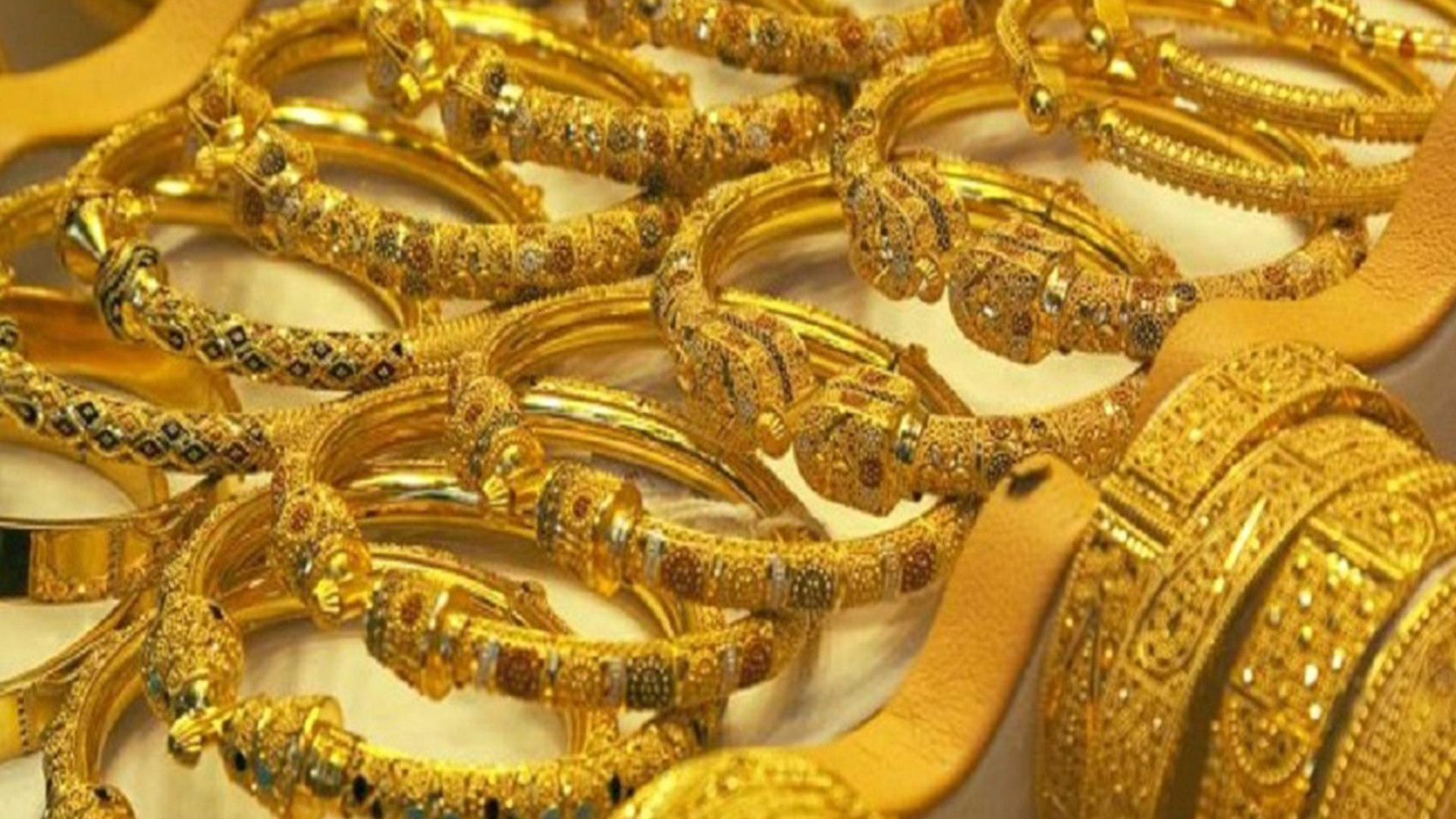 Gold price fell by 2300 hundred