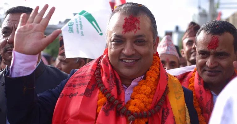 नेपाली कांग्रेस संसदीय दलको नेता बनेर प्रधानमन्त्री बन्ने अठोटका साथ काठमाडौँ क्षेत्र नं ४ मा मत माग्नुभएका गगनकुमार थापा तेस्रोपटक प्रत्यक्ष सांसद निर्वाचित हुनुभएको छ ।