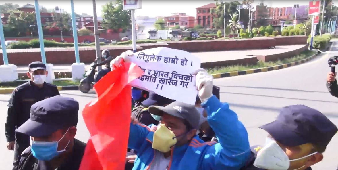 भारतको विरोध गर्दै नेपाल विद्यार्थी संघ उत्रिए सडकमा  