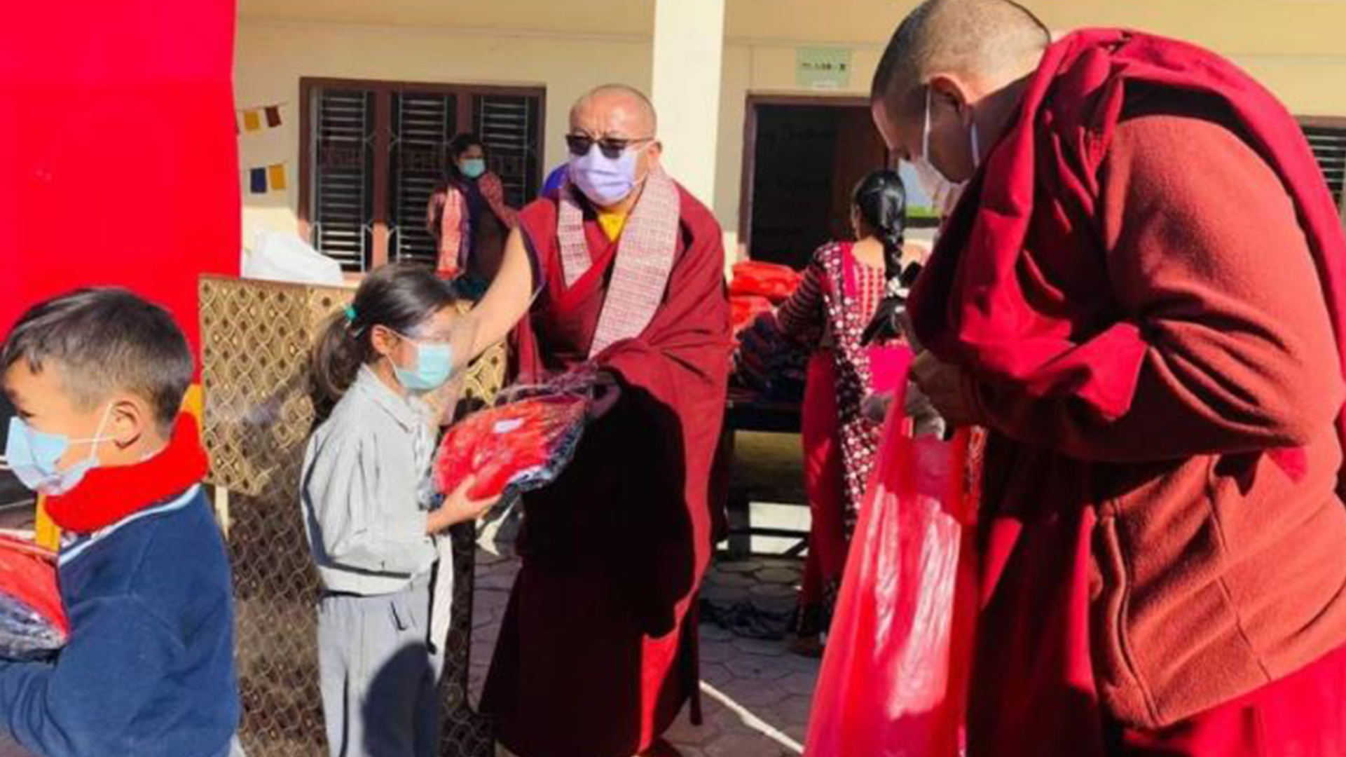 Drikung Rabsang Rinpoche distributes warm clothes