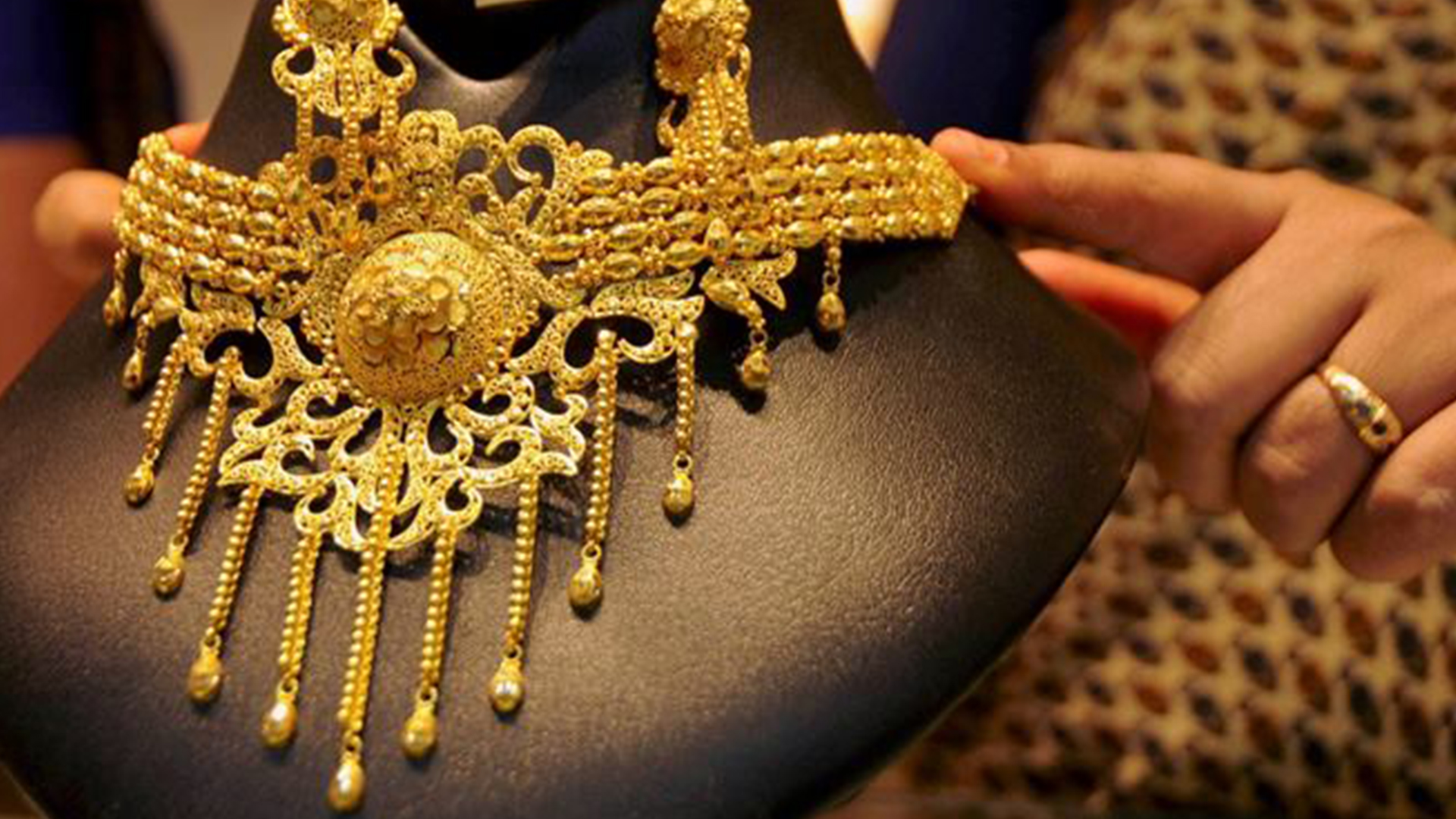 Gold prices drops by one thousand