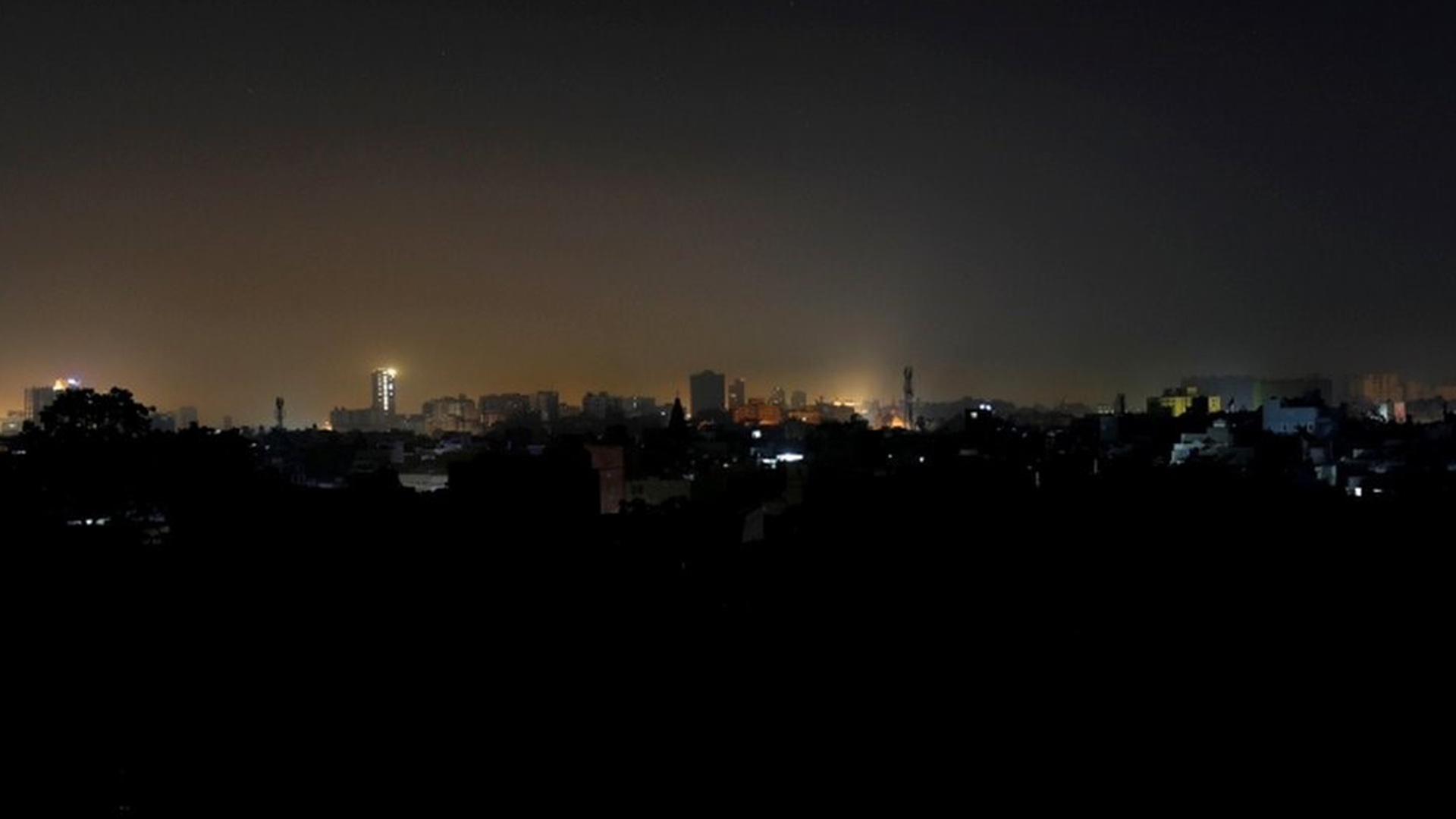 Pakistan in darkness with power cut 