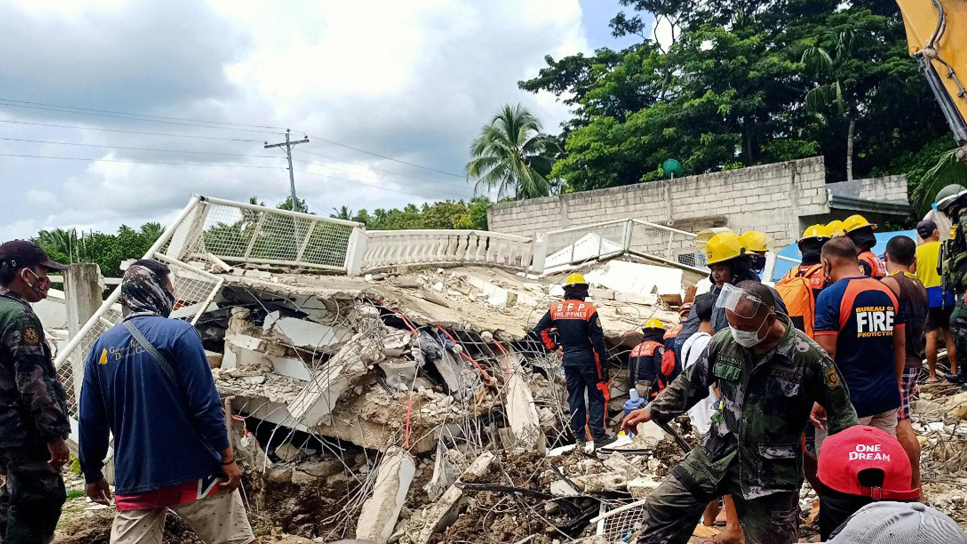 6.7-magnitude earthquake hits central Philippines