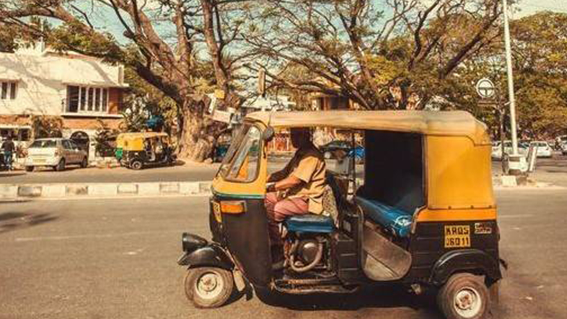 Rickshaw driver returns bag full of money to owner